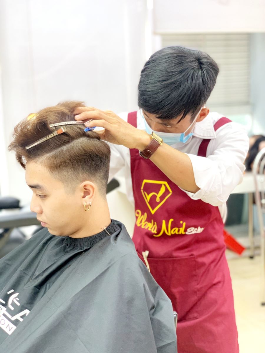 Học nghề tóc nam đang là sự lựa chọn hàng đầu của rất nhiều người trẻ hiện nay. Hình ảnh liên quan đến học nghề tóc nam sẽ giúp bạn có những kiến thức cần thiết và trở thành một tay nghề hoàn hảo trong việc cắt tóc nam.