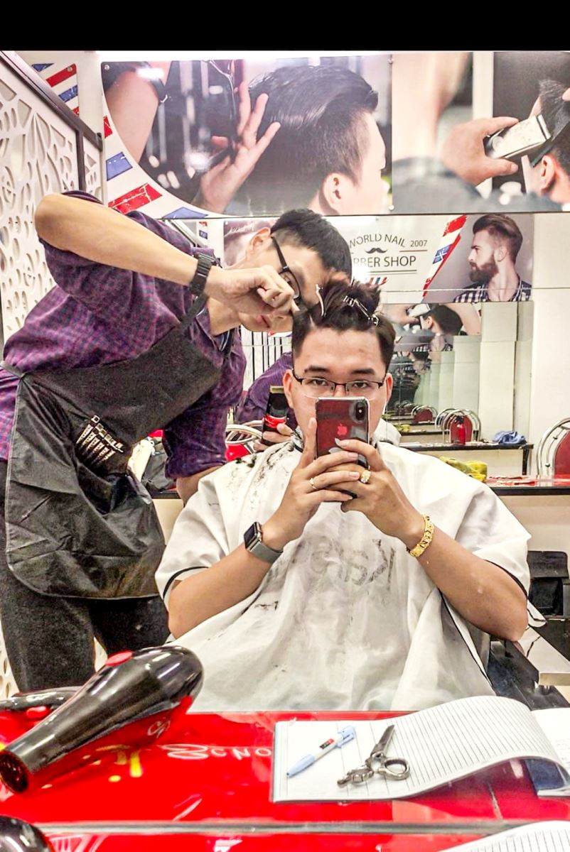 Học nghề tóc nam: Học cắt tóc nam tại đây, chúng tôi cam kết giáo dục bạn với kiến thức tốt nhất về nghề cắt tóc nam, bao gồm các kỹ năng cơ bản và nâng cao như cắt, tạo kiểu và nhuộm tóc. Cùng với đội ngũ giảng viên giàu kinh nghiệm và thiết bị hiện đại, bạn sẽ trở thành một thợ cắt tóc đa tài và thành công.