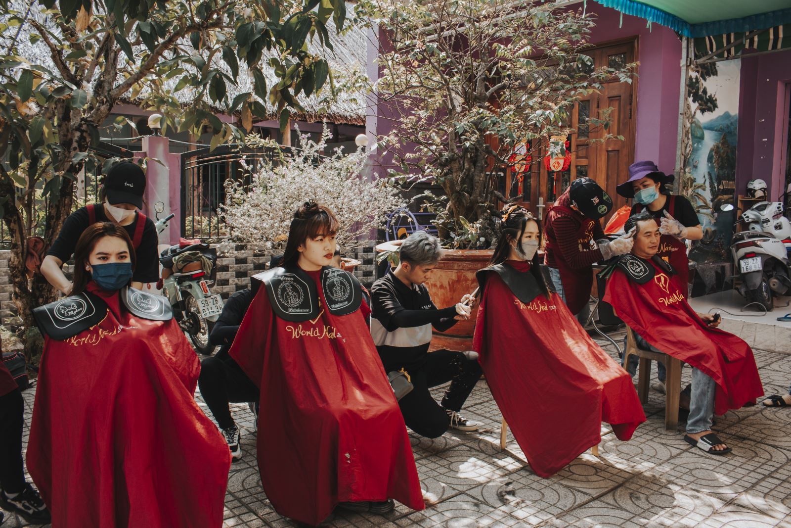 Bạn đam mê chăm sóc tóc và muốn trải nghiệm dịch vụ cắt tóc 0 đồng chất lượng cao? Hãy cùng xem ảnh về thực hành cắt tóc 0 đồng tại NGOẠI KHÓA WORLD NAIL SCHOOL CẦN GIỜ.